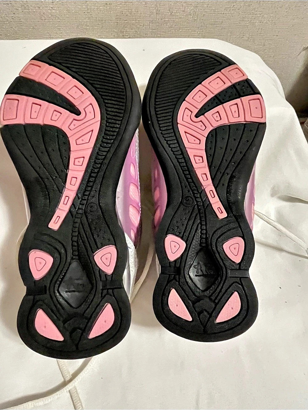 Kids shoes - has been worn couple times but in great condition…